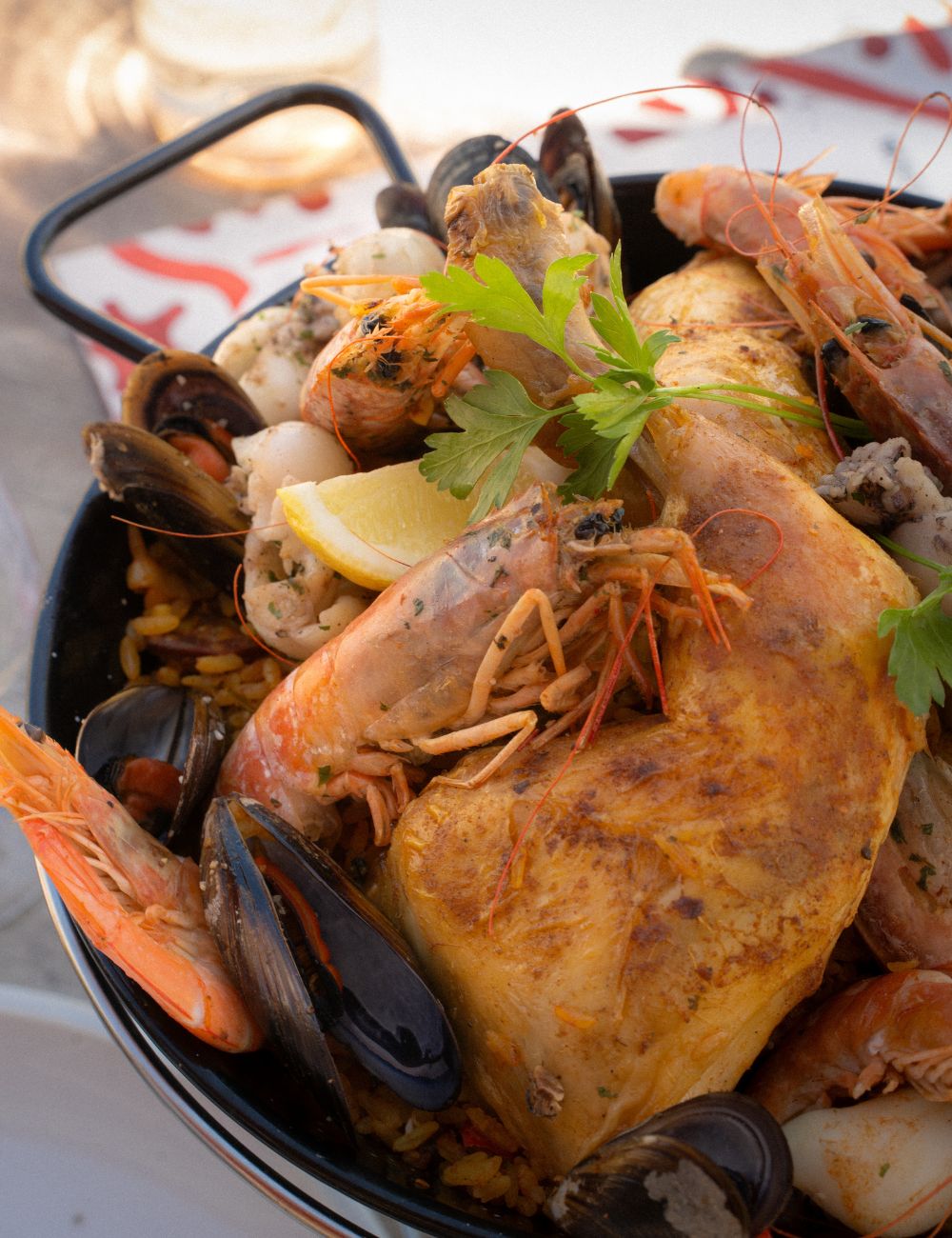 Une Jolie Paella servie face a la mer au restaurant le tocco Une Jolie Paella servie face a la mer au restaurant le tocco