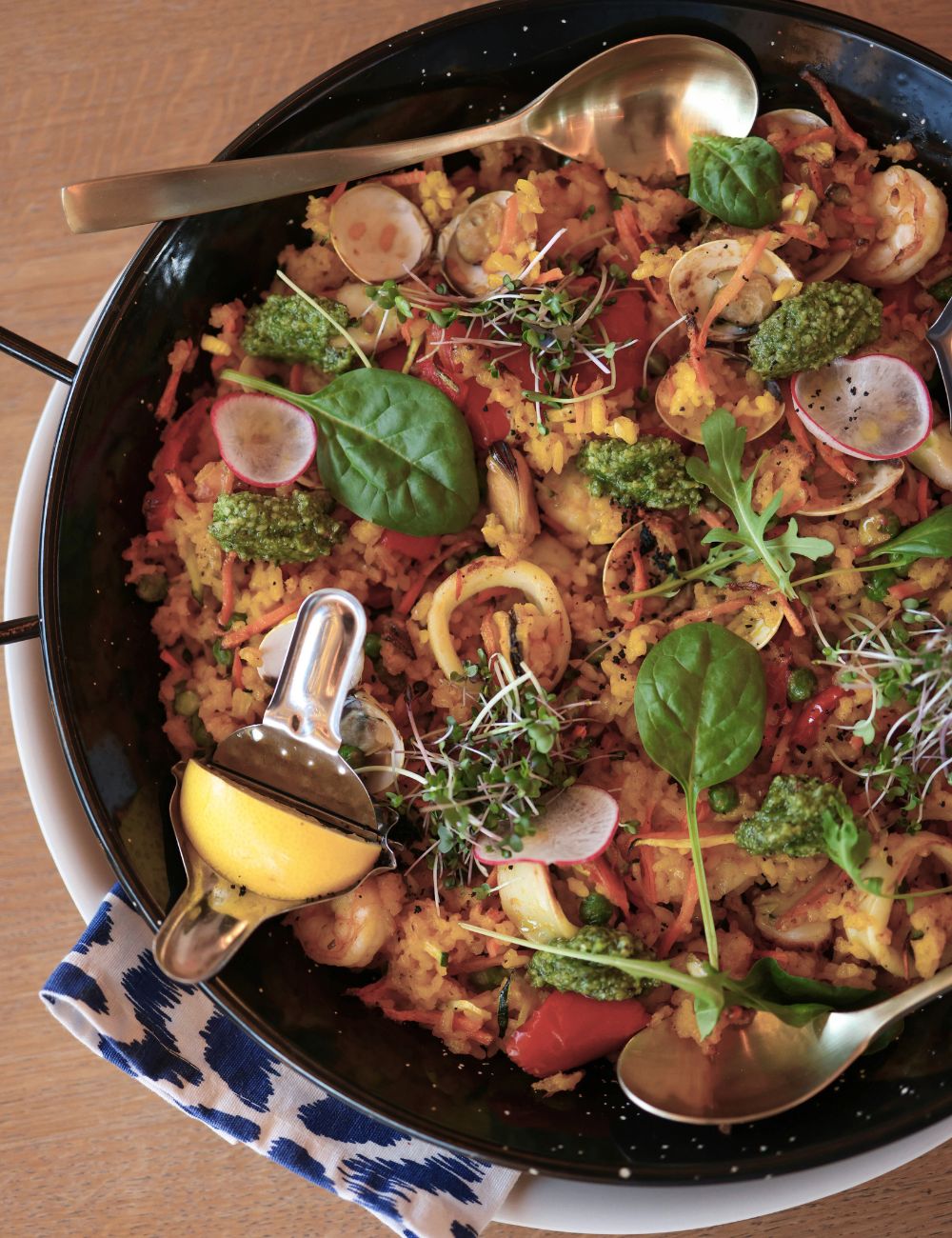 illustration d'une jolie paella pour un bon repas sur hyères une jolie paella prête a manger